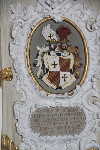 Wappen des Landkomturs Königsegg als Teil der Wappenwand in der nördlichen Langhauskapelle der ehem. Deutschordenskirche Altshausen