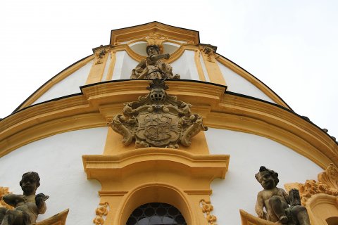 Wappen des Bauherrn von Hornstein oberhalb des Portals zur Grabkapelle Maria Hilf in Ellingen