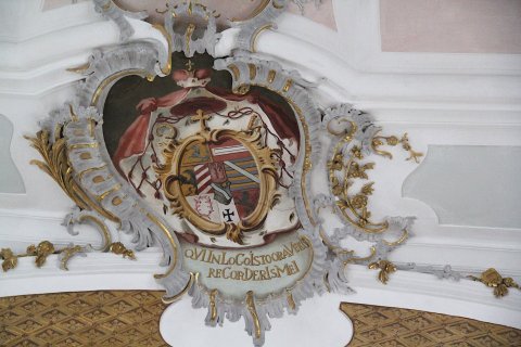 Gräflich schrattenbachsches Wappen am Chorbogen der Kirche in Ettenbeuren