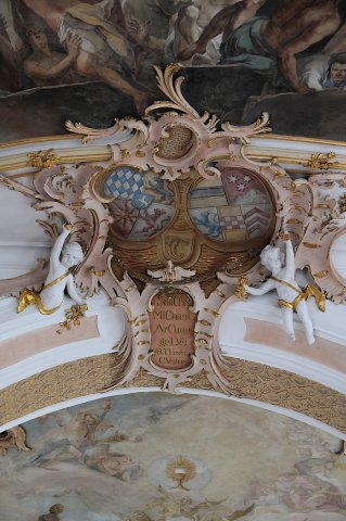 Wappen Karl Theodors von der Pfalz am Chorbogen der Kirche St. Michael in Lutzingen