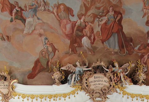 Oben links innerhalb eines Medaillons im Deckenfresko des Mettener Festsaals befindet sich ein Portrait des Auftraggebers, darunter in einem weiteren Medaillon hat sich der Maler Martin Speer selbst verewigt. 