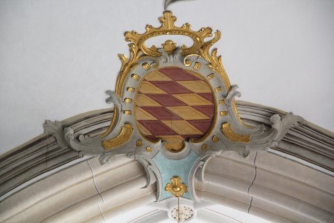 Wappen der Grafen von Königsegg-Rothenfels am Chorbogen der Pfarrkirche SS. Alexander und Georg in Niedersonthofen von 1777