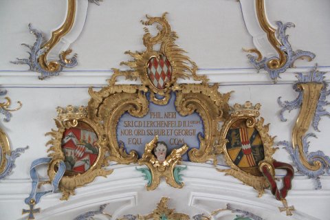 Wappen von Philipp Nerius Wilhelm Lerchenfeld am Chorbogen der Pfarrkirche von Scheuer