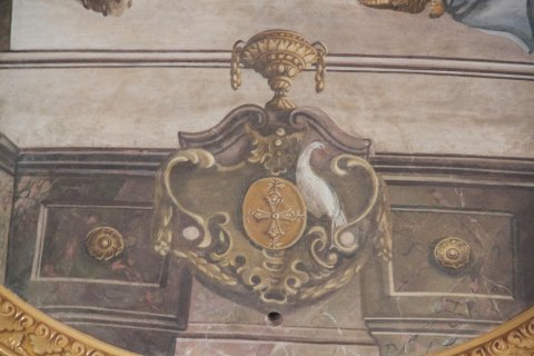 Wappenähnliche Kartusche mit einem Storch als Verweis auf den Auftraggeber Pfarrer Storch im Chorfresko der Pfarrkirche von Schnaitsee