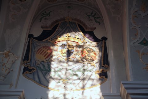 Wappen des Patronatsherren und dessen Gemahlinnen an der östlichen Chorwand der Pfarrkirche zu Schwarzenfeld