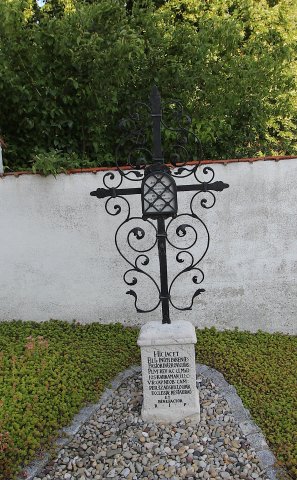 Grabstein des Pfarrers Joseph Karamann vor der Kirche St. Nikolaus in Sinning