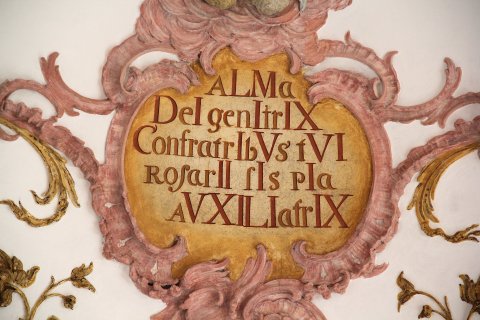 Inschriftenkartusche am Chorbogen der Sontheimer Kirche St. Martin, 1757
