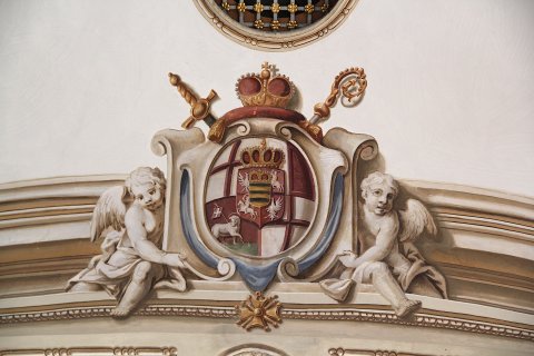 Wappen des Augsburger Fürstbischofs Clemens Wenzeslaus August Hubertus Franz Xaver von Sachsen (1739–1812) am Chorbogen der Kirche zu Vordernburg