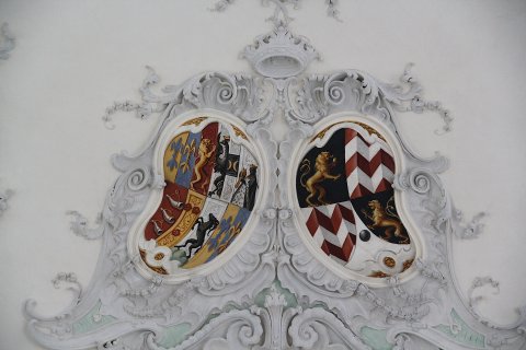 Rechts das Gräflich Fugger'sche Wappen und links das Freiherrliche Wappen der Familie Schönberg am Chorbogen der Kirche in Witzighausen